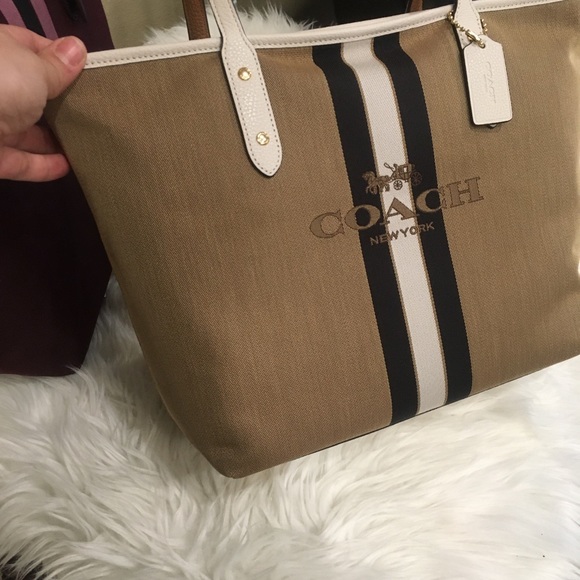 Last one ✨coach shoulder tote - Picture 4 of 8